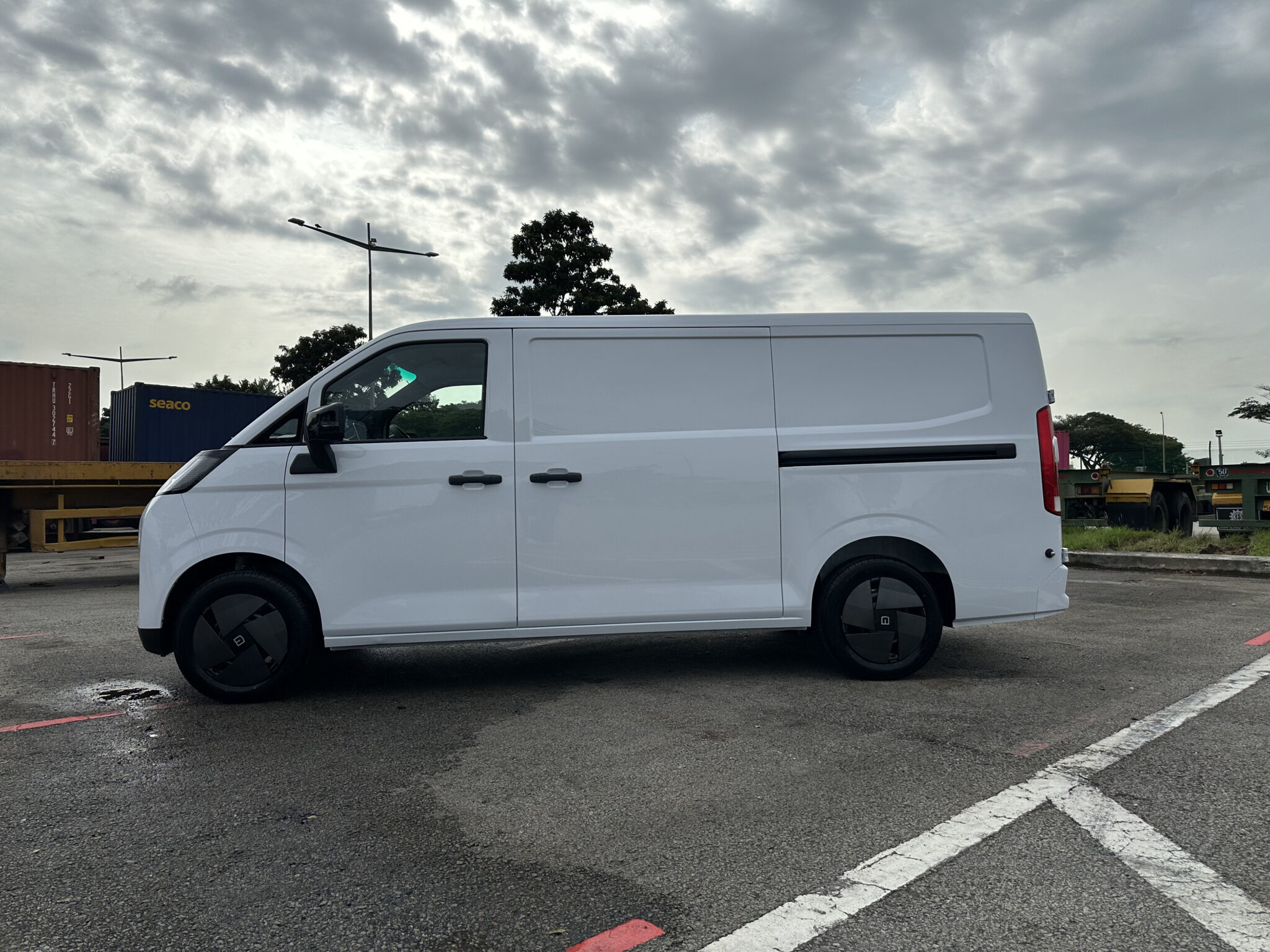 Farizon V7E Electric Van view 1